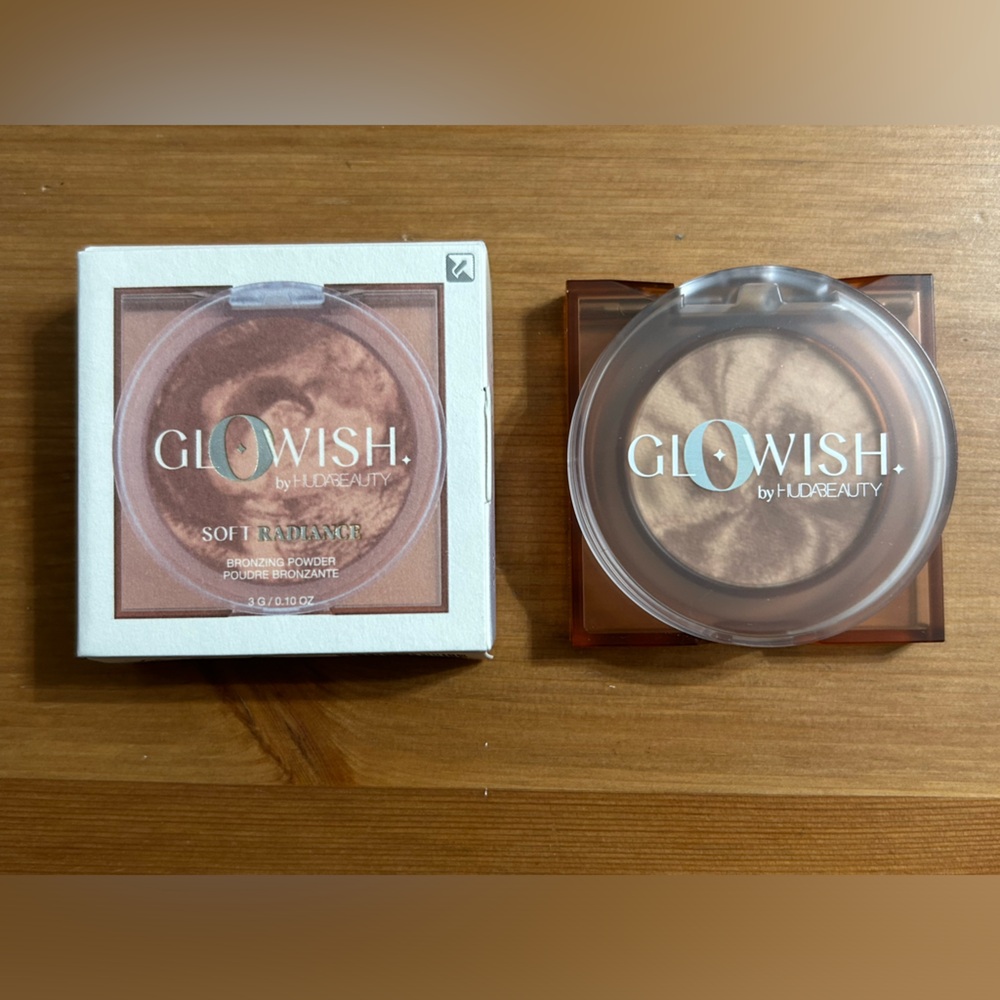 Huda Beauty GloWish Soft Radiance Bronzing Powder Mini in 02 Medium